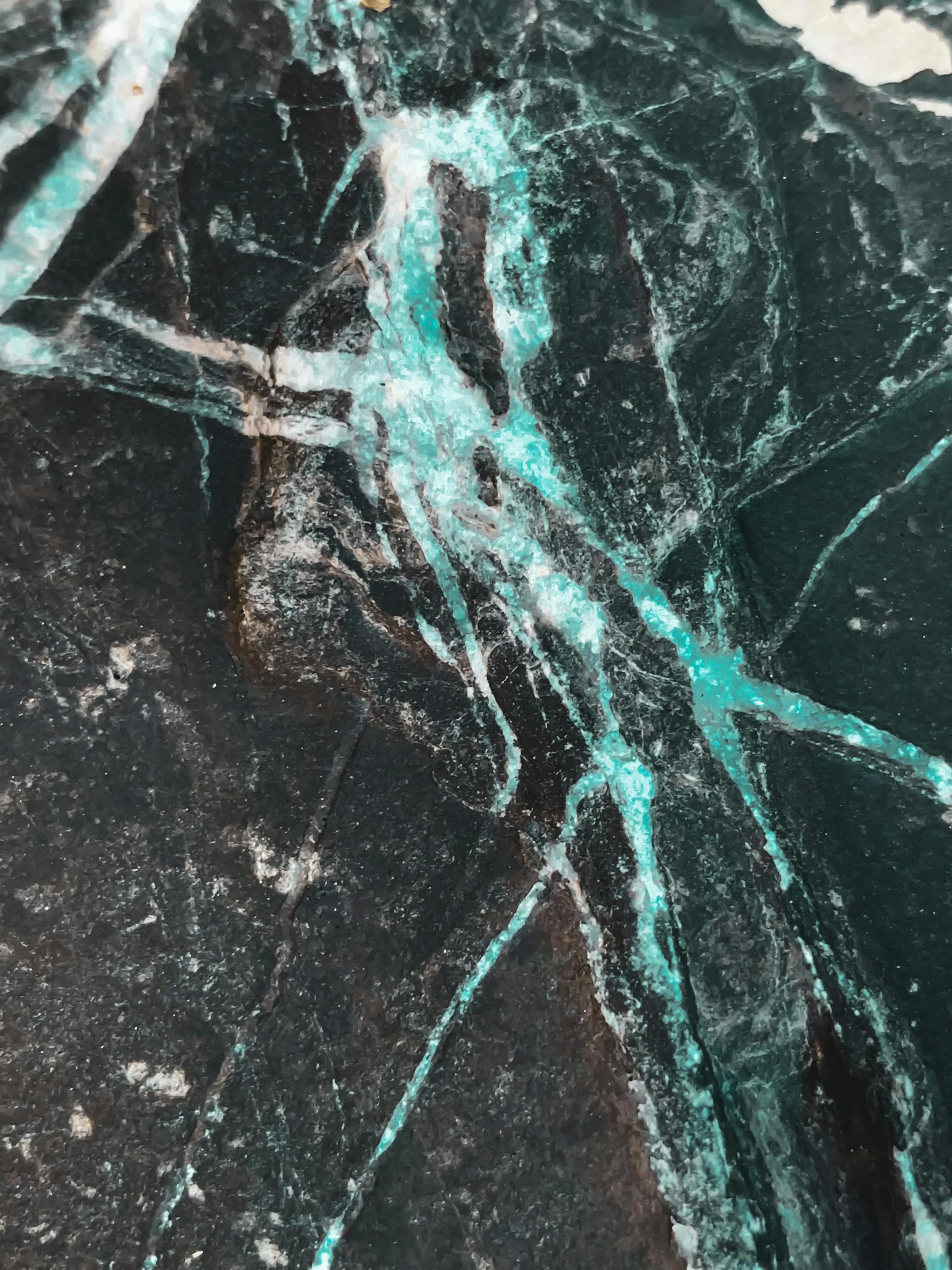 नकली फ़िरोज़ा मोती के खिलाफ रगड़ने पर कॉटन स्वाब पर नीला रंग दिखाने वाला एसीटोन परीक्षण