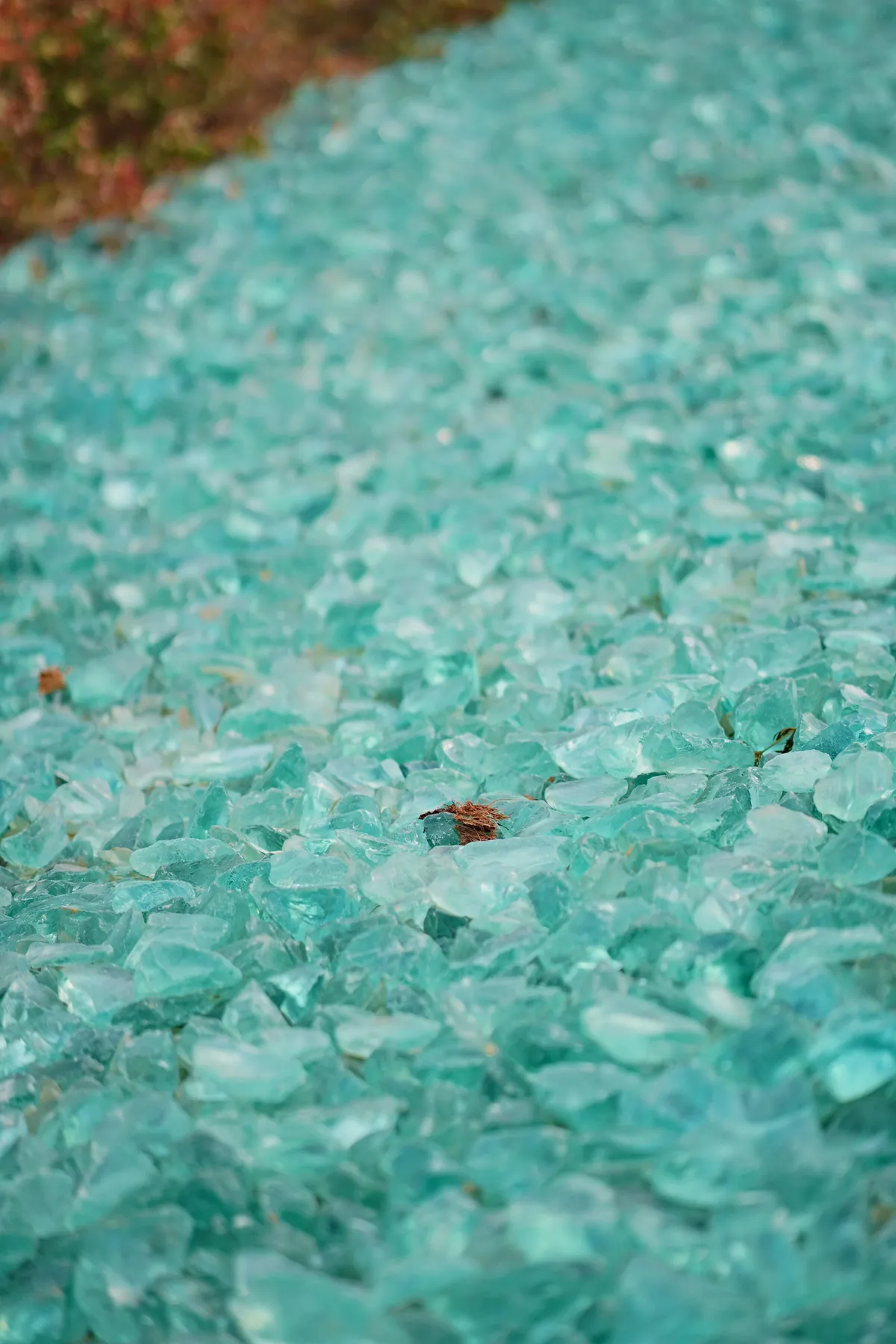 Levende turkis industriell glassblokk som ofte finnes i hageanlegg