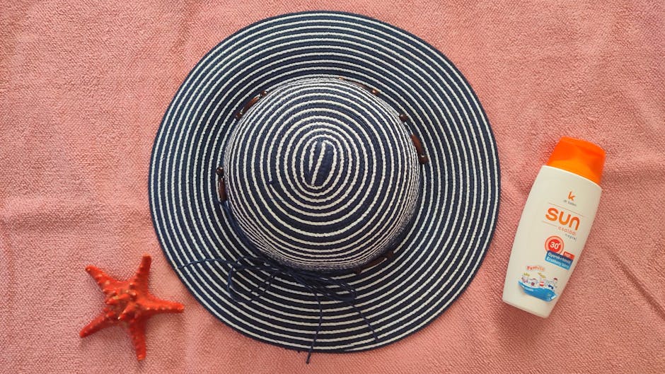 Solbeskyttelse med solhatt og solkrem på stranden